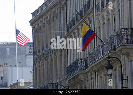 Les drapeaux sont en berne vu près de l'Elysée en l'honneur de l'ancien président français Jacques Chirac à Paris le lundi 30 septembre, 2019. Chirac est mort le 26 septembre à l'âge de 86 ans. Photo de David Silpa/UPI Banque D'Images