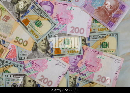 Multi devises dollars Argent et hryvnia, close-up top view concept financer l'investissement Banque D'Images