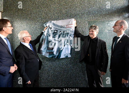 Une plaque commémorant les Allemands de l' route de la liberté à l'automne 1989 a été installé à la gare ferroviaire de Liben de Prague à Prague, République tchèque, le 28 septembre 2019, puisque environ 13 000 personnes ont été conduits avec des trains spéciaux à l'Allemagne de l'Ouest à partir de là il y a 30 ans. (Photo/CTK Michaela Rihova) Banque D'Images