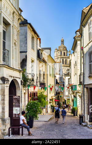 Recherche le long de la Rue du Chateau vers centre ville, Loches, Indre-et-Loire, France. Banque D'Images