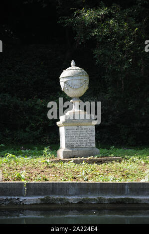 Pierre commémorative sous la forme d'une urne sur un piédestal sur une île de la rivière New Great Amwell, Hertfordshire. Banque D'Images