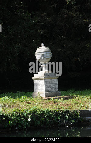 Pierre commémorative sous la forme d'une urne sur un piédestal sur une île de la rivière New Great Amwell, Hertfordshire. Banque D'Images
