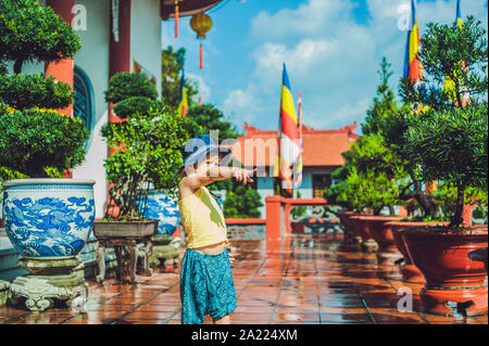 Garçon touriste dans le temple bouddhiste au Vietnam Nha Trang Banque D'Images