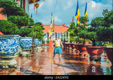 Garçon touriste dans le temple bouddhiste au Vietnam Nha Trang Banque D'Images