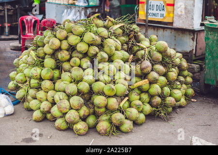 Noix de coco dans le marché vietnamien, typique des affaires d'alimentation de rue en Asie Banque D'Images