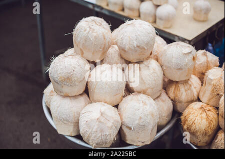 Noix de coco dans le marché vietnamien, typique des affaires d'alimentation de rue en Asie Banque D'Images