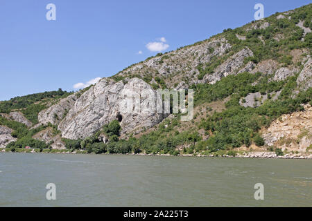 Avis de Gaura mordre ou Grotte Grotte de mousse sur le Danube à la Gorge de Djerdap à l'entrée du Parc National de Djerdap, frontière entre la Serbie et la Roumanie sur la partie roumaine dans Pescari. Serbia-Romania. Banque D'Images