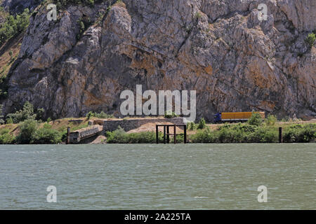 Chariot sur la route 57 sur le Danube à la Gorge de Djerdap à l'entrée du Parc National de Djerdap, frontière entre la Serbie et la Roumanie sur la partie roumaine dans Pescari. Serbia-Romania. Banque D'Images