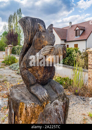 Les grandes sculptures en bois plus vraie que nature d'écureuil - Prissac, Indre, France. Banque D'Images