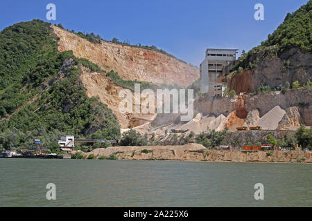 Carrière sur la banque serbe du Danube, frontière entre la Serbie et la Roumanie, Serbie. Banque D'Images