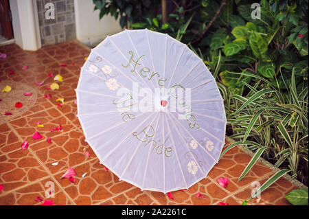 Parapluie de mariée avec l'inscription ici vient la mariée Banque D'Images