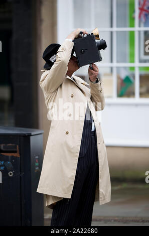 Pays de Galles, Welshpool 1940 week-end de Septembre, 2019. L'homme à l'aide d'une maquette d'un appareil photo de presse Banque D'Images