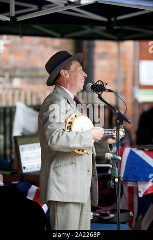 Pays de Galles, Welshpool 1940 week-end de Septembre, 2019. George Formby Formby's sosie de chansons. Banque D'Images