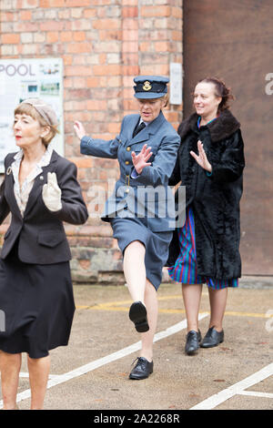 Pays de Galles, Welshpool 1940 week-end de Septembre, 2019. Mesdames dancing le Charleston. Banque D'Images