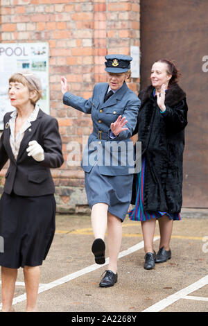 Pays de Galles, Welshpool 1940 week-end de Septembre, 2019. Mesdames dancing le Charleston. Banque D'Images