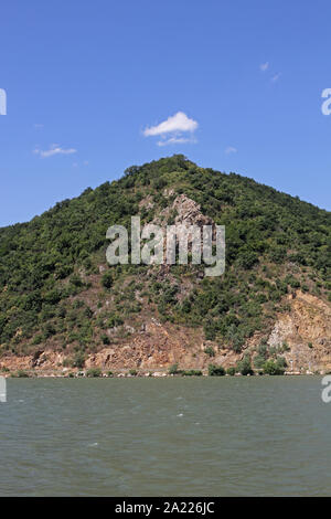 Hill sur le Danube, frontière entre la Serbie et la Roumanie. Banque D'Images