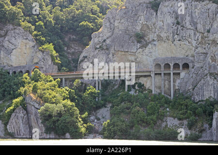 La Route 34 pont de l'autoroute et tunnel avec arches sur côté de montagne à partir de la frontière entre la Roumanie et la Serbie en Dobra, Serbie. Banque D'Images