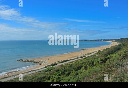 - Dorset Highcliffe - vue de chemin sur la falaise sur la baie - summertime - plage - mer et ciel bleu, Soleil - pittoresque - Banque D'Images