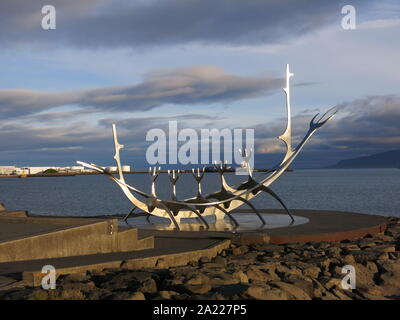 Créé pour célébrer le 200e anniversaire de la ville de Reykjavik, l'acier inoxydable 'Voyager' sculpture représente la liberté et une ode au soleil. Banque D'Images