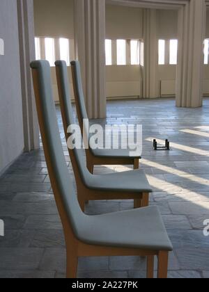 Flux de lumière du soleil à travers les hautes fenêtres aux côtés de l'intérieur de l'église luthérienne, Hallgrimskirkja, un bâtiment historique à Reykjavik. Banque D'Images