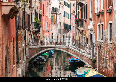 Colouful vieille bulding dans un étroit canal street scence à Venise Italie Banque D'Images