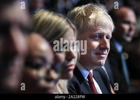 Premier ministre Boris Johnson écoute comme chancelier de l'Échiquier Sajid Javid prononcera un discours à la conférence du parti conservateur à Manchester le Centre de Convention. Banque D'Images