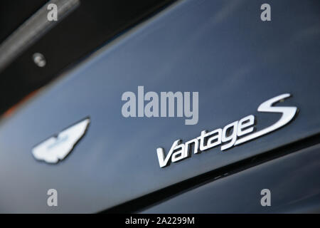 Badges à l'arrière de l'Aston Martin Vantage S sportscar. Banque D'Images