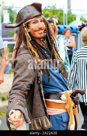 Jour pirate dans Hastings, Royaume-Uni. Close up of a smiling young man habillé en Capitaine Jack Sparrow. Smiling avec tête se tourna vers viewer. Banque D'Images