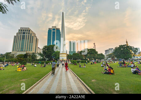 Bandula park à Yangon avec gratte-ciel en arrière-plan. Centre moderne à Yangon. Banque D'Images