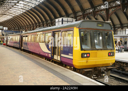 Northern rail class 142 diesel Pacer no. 142050 à York, Royaume-Uni. Banque D'Images