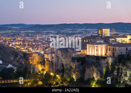 Cuenca, Espagne - 24 août 2019 - Casas Colgadas (maisons suspendues) au crépuscule, UNESCO World Heritage Site. Banque D'Images