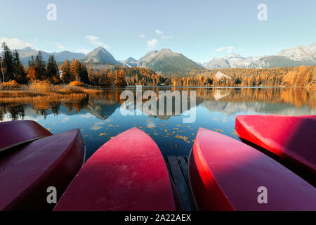 Bateaux rouge sur le lac de Štrbské Pleso. Location : Parc National des Hautes Tatras, Slovaquie Banque D'Images