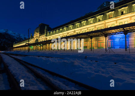 Ancienne gare de Canfranc sur une nuit d'hiver avec de la neige sur les pistes, Huesca, Aragon, Espagne Banque D'Images