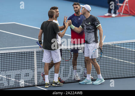 Tokyo, Japon. Sep 30, 2019. Austin Krajicek (USA) et Dominic Inglot (GBR) serrer la main de Jean-Julien Rojer (NED) et Horia Tecau (ROU) après avoir gagné leur premier match de double pendant la Rakuten Japan Open Tennis Championships 2019 au Colisée Ariake. Le tournoi a eu lieu du 30 septembre au 6 octobre. Credit : Rodrigo Reyes Marin/ZUMA/Alamy Fil Live News Banque D'Images