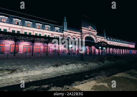 Ancienne gare de Canfranc sur une nuit d'hiver avec de la neige sur les pistes, Huesca, Aragon, Espagne Banque D'Images