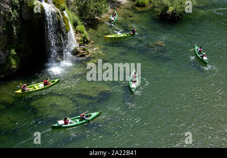 Personnes en kayak sur la rivière Tarn , Lozère, l'Occitanie, France Banque D'Images