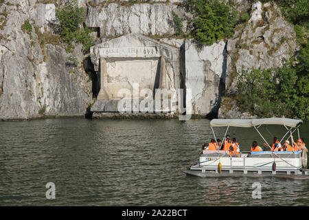 La Tabula Traiana ou Trajanova tabla sur la banque serbe du Danube, frontière entre la Roumanie et la Serbie, Serbie. Banque D'Images