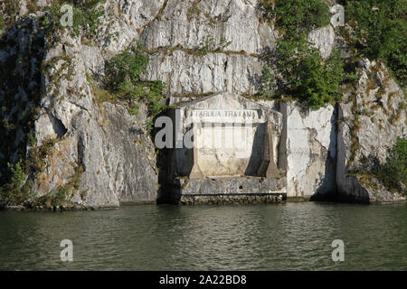 La Tabula Traiana ou Trajanova tabla sur la banque serbe du Danube, frontière entre la Roumanie et la Serbie, Serbie, Tekija. Banque D'Images