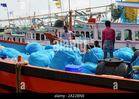 L'INDE, Karnataka, Mangaluru, ancien nom Mangalore, chalutier en port de pêche pendant la mousson, les chaluts de pêche en plastique et les cordes qui sont une source majeure de pollution des océans en plastique et dangereux pour les animaux de la mer Banque D'Images