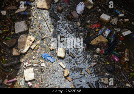 L'INDE, Karnataka, Mangaluru à l'océan indien, ancien nom Mangalore, vieux port, plastique pollution des océans Banque D'Images