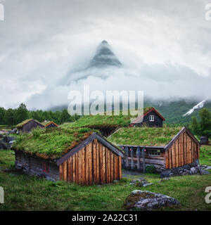 Vieux norvégien maisons de pêche en bois avec des toits en herbe Innerdalen - plus belles montagnes de la Norvège, près de la vallée du lac Innerdalsvatna. La Norvège, Europe Banque D'Images