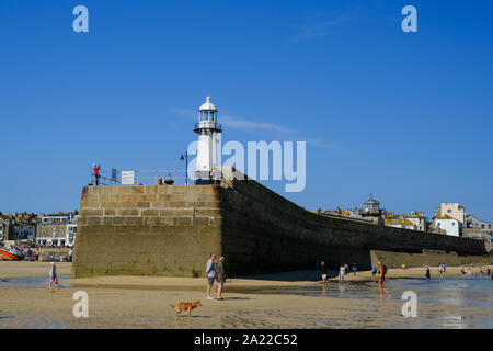 Smeaton's Pier et le phare, St Ives Banque D'Images