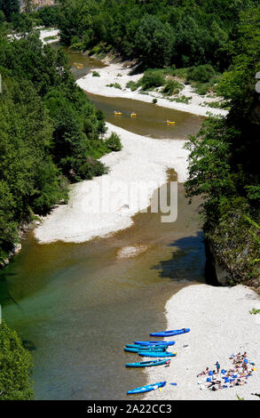 Personnes en kayak sur la rivière Tarn , Lozère, l'Occitanie, France Banque D'Images