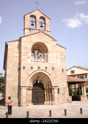 Façade principale de l'église de Santa Maria De La Oliva dans le village de Villaviciosa 8 juillet 2010. Les Asturies, Espagne, Europe. Voyage Tourisme Rue Photo Banque D'Images