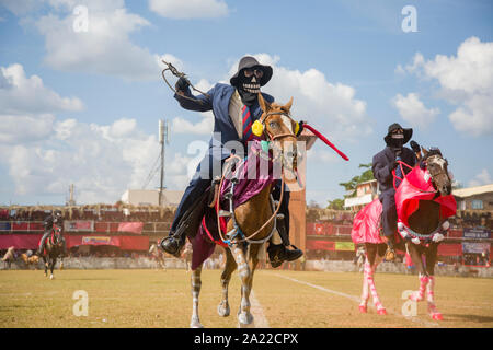 Les cavaliers masqués carnavaliers à Cavalcades de Pirenopolis Banque D'Images