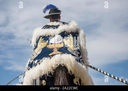 Plume sur un chapeau et cape de Chevalier dans l'Cavalcades de Pirenopolis Banque D'Images