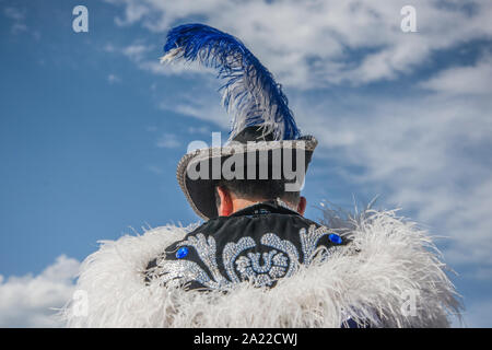 Plume sur hat de Chevalier dans l'Cavalcades de Pirenopolis Banque D'Images