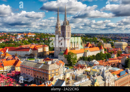 La cathédrale de Zagreb sur Kaptol. Vue aérienne de la place centrale de la ville de Zagreb. Capitale de la Croatie. Droit Banque D'Images