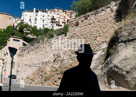 Cuenca, Espagne - 24 août 2019 - silhouette d'un homme sur une rue, maisons sur les falaises en arrière-plan Banque D'Images