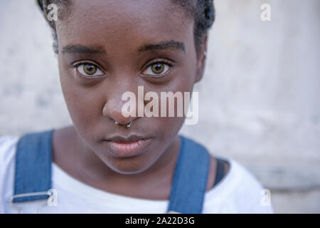 Fille afro-brésilien aux yeux verts Banque D'Images